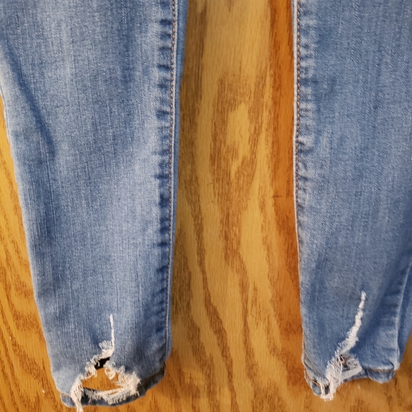 Very cute, distressed, high rise, curvy, jegging jean, size 1/25. Great shape. - Picture 2 of 6